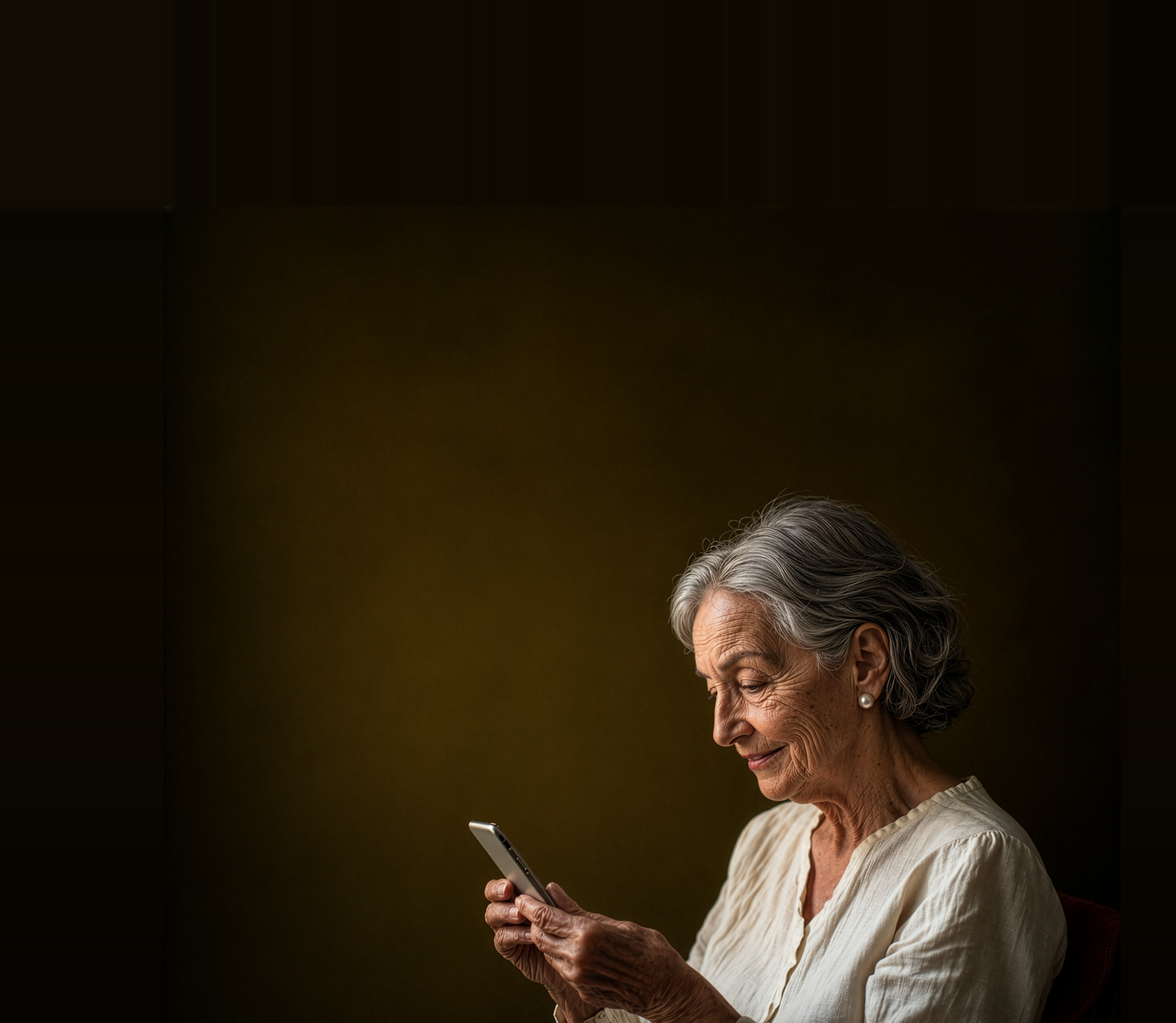 Mujer mayor leyendo un mensaje en su teléfono.